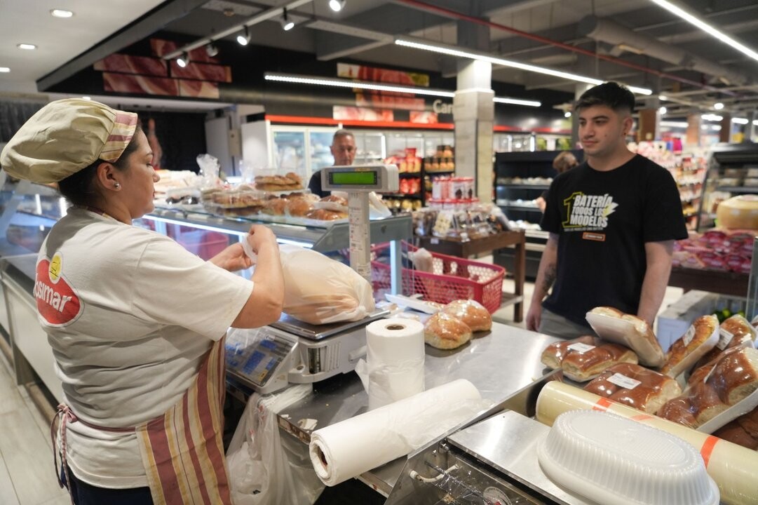 La inflación en Argentina se desacelera por primera vez en ocho meses