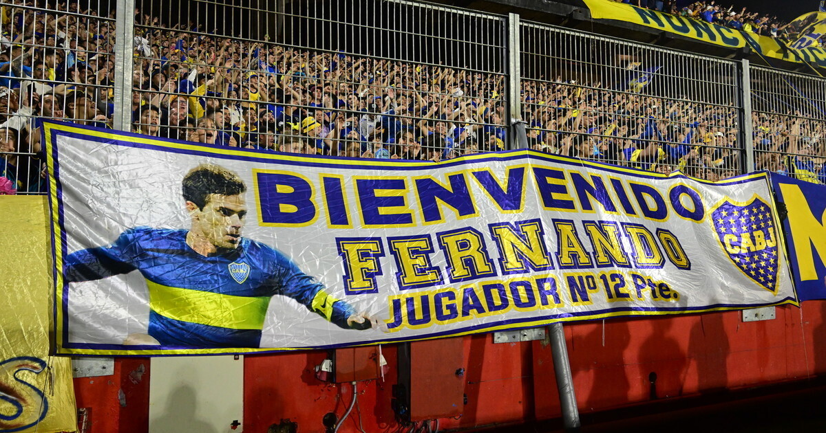 Boca Juniors Welcomes New Coach with Flag