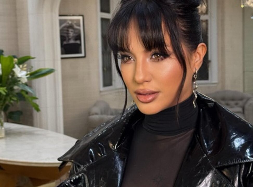 演员弗洛尔·比尼亚暗示卢西亚诺·卡斯特罗欠她钱