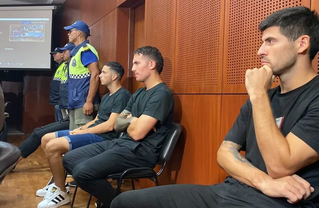 Трое бывших игроков "Велеса", обвиняемых в сексуальных домогательствах в Тукумане, освобождены из-под домашнего ареста