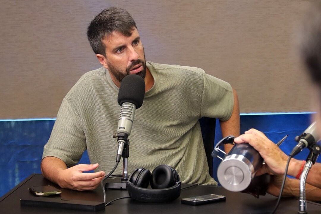 Journalist Azzaro Goes Viral After Criticizing 'Estudiantes' Live on Air