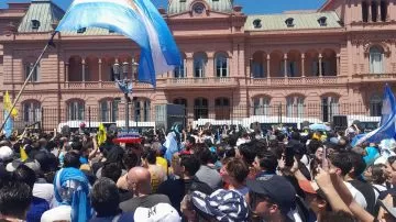 Газета: Уникальный стиль управления президента Аргентины Хавьера Милеи