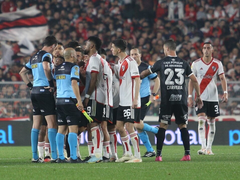 Ривер Плейт сталкивается с контроверзиальными решениями VAR в матчах Копа Либертадорес