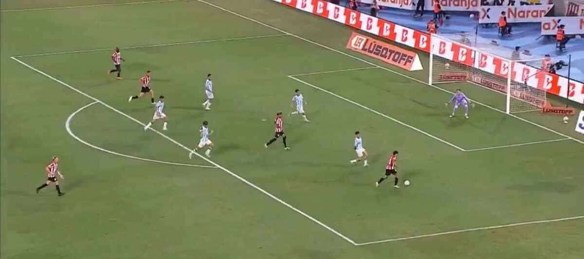 Estudiantes Forward Misses Clear Chance in Final Against Racing