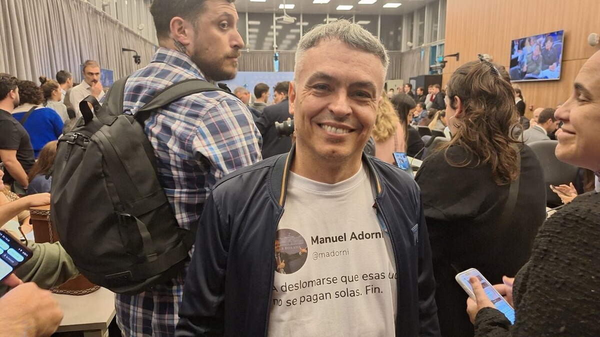 Argentine Deputy Wears Sarcastic T-Shirt Aimed at Chief of Staff