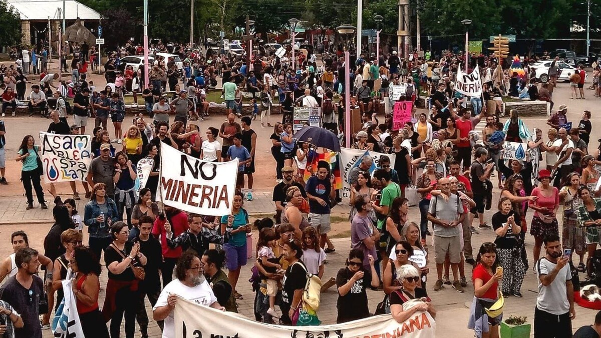 Жители Успальаты против незаконной шахты Сан-Хорхе