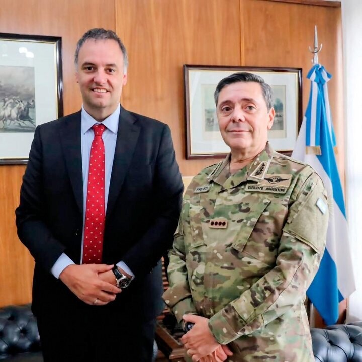 阿根廷增强军事实力：新型装甲车与F-16战机