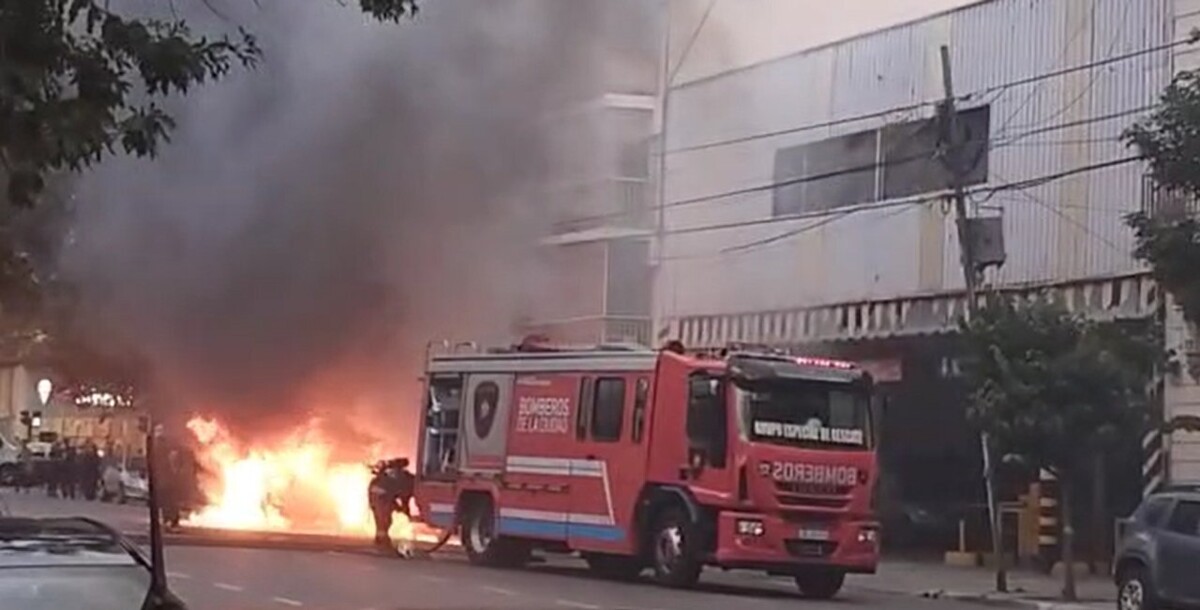 Car Fire Causes Traffic Chaos on Alberdi Avenue in Buenos Aires