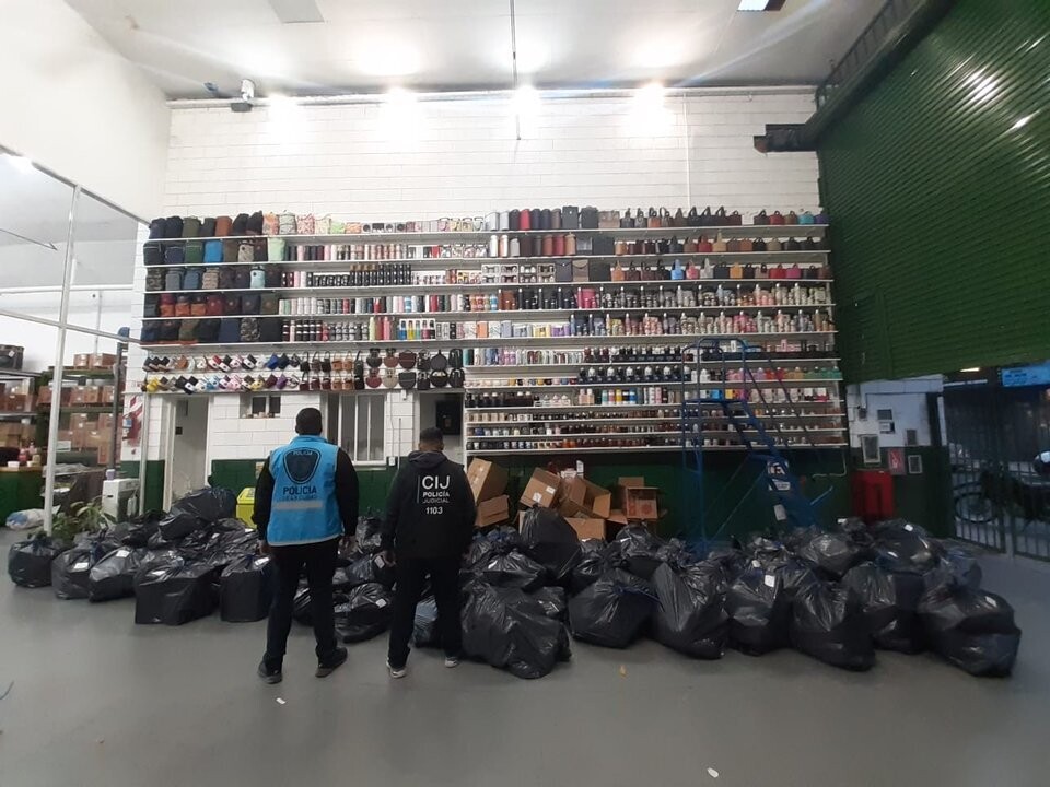Полиция изъяла более 2 300 потенциально токсичных термосов в районе Бальванера