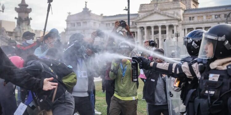 Аргентинские профсоюзы подадут в суд на правительство за атаки на журналистов