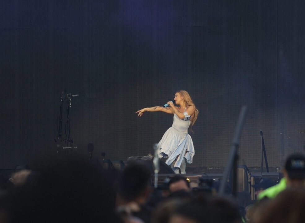 Angela Torres opens for Shakira in Buenos Aires