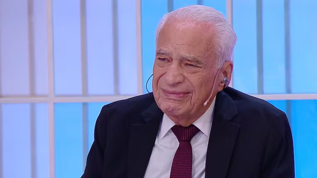 Alberto Cormillot wears neck brace after car accident