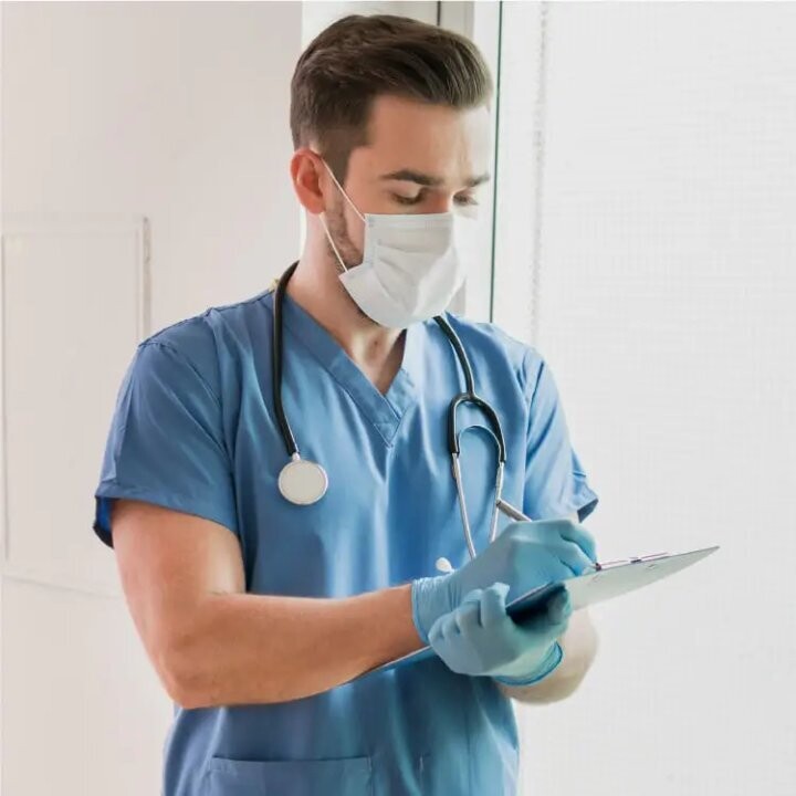 Медсестра задержана в Кордове за нападение и кражу у пациента