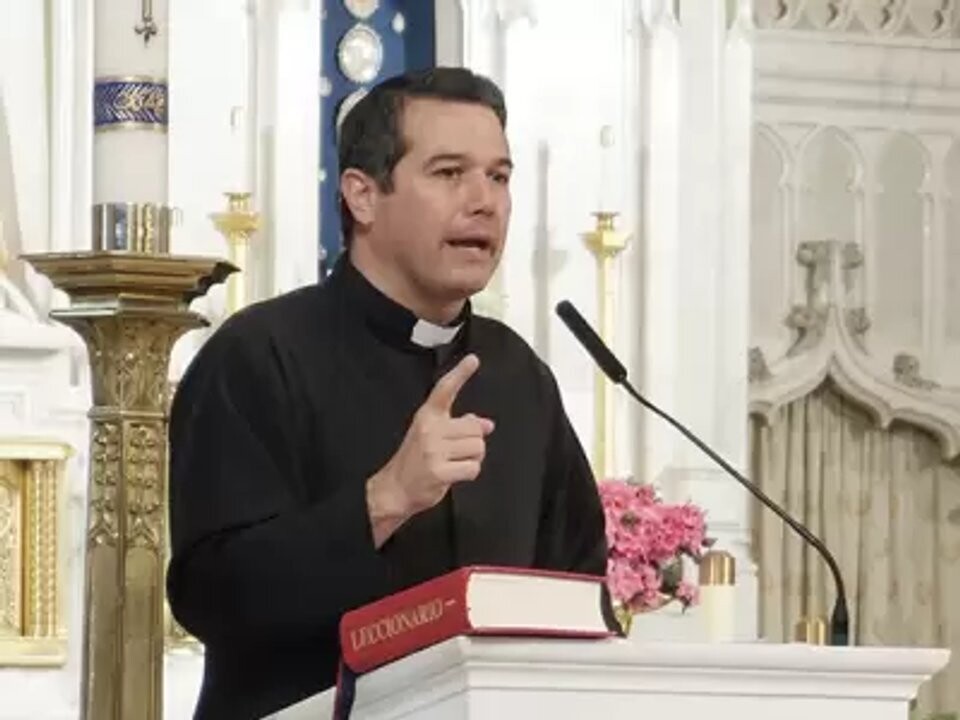 Священник исключен из епархии из-заcontroversial встречи