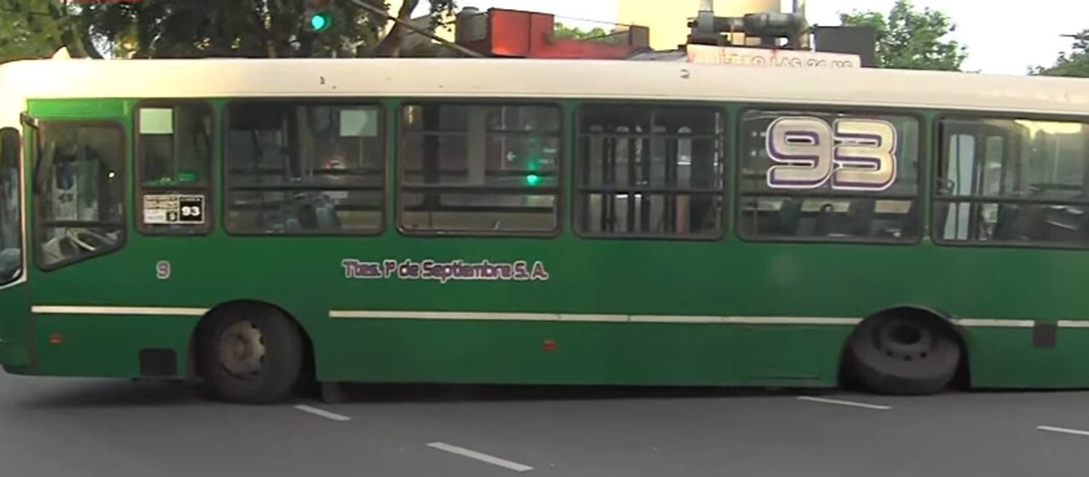 Автобус в Буэнос-Айресе потерял колеса и заблокировал улицу