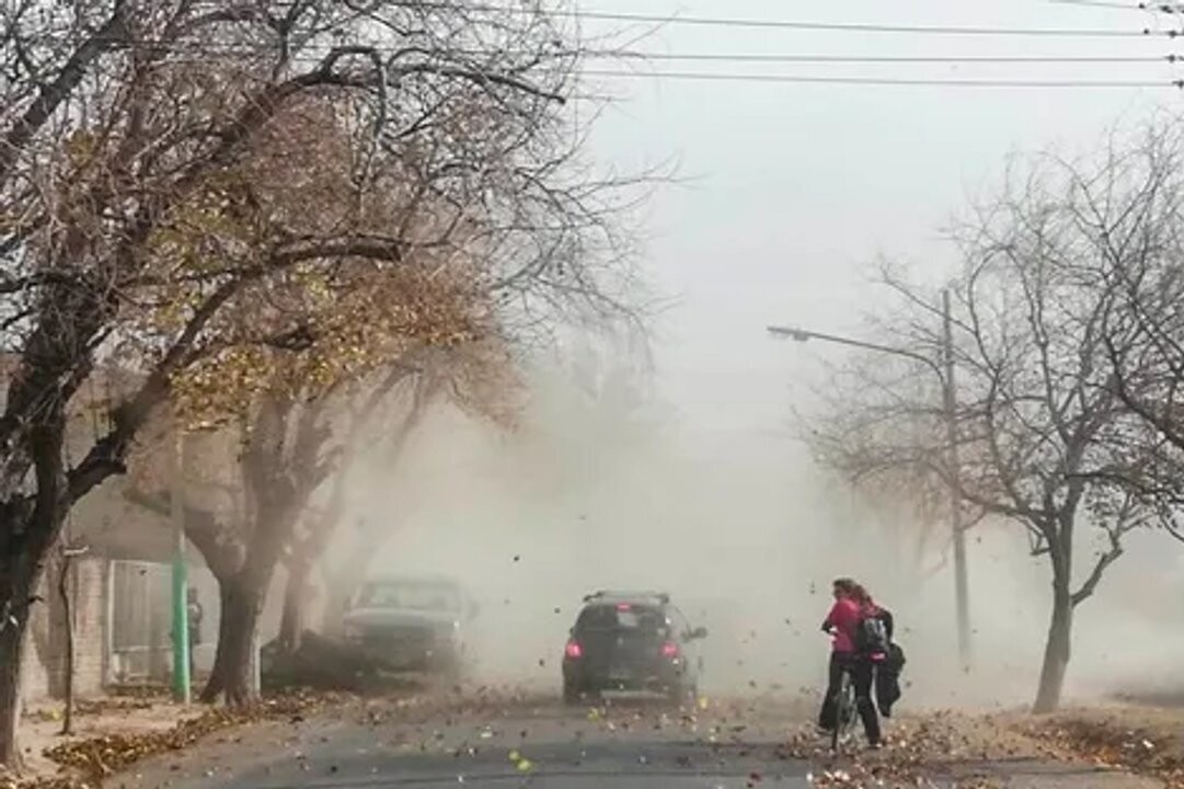 Облако пыли из Патагонии движется на Буэнос-Айрес
