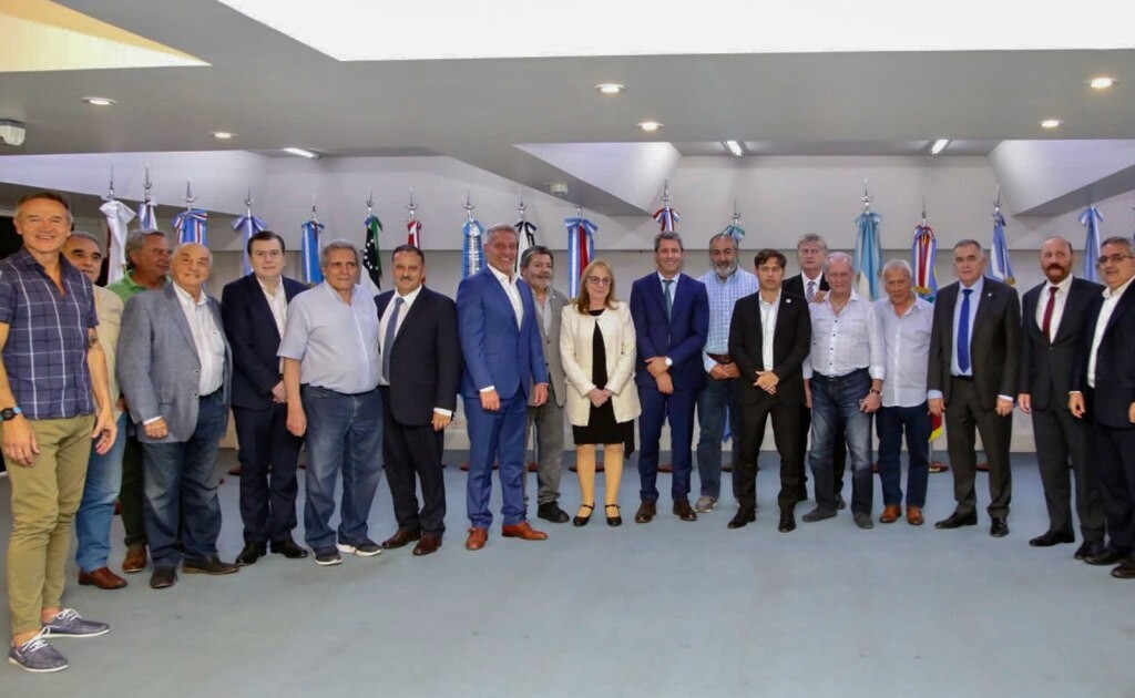 Peronist Governors Succeed in Provincial Elections Amid National Shift