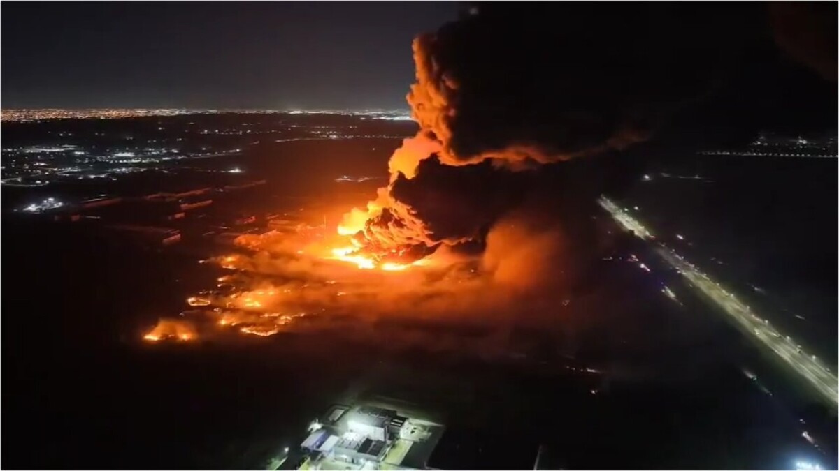 Пожар на химическом заводе в Эсейсе