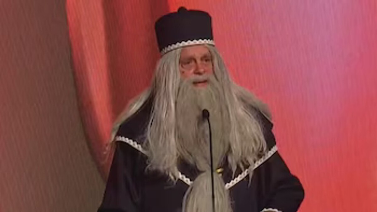 APTRA President Appears at Awards in Dumbledore Costume