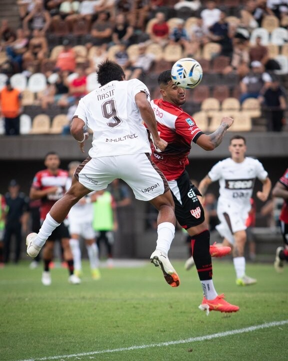 Платенсе обыграл Институт и возглавил группу А