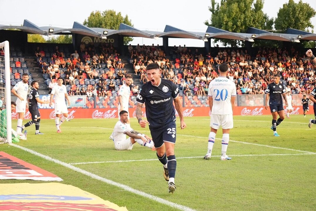 独立里瓦达维亚队击败老虎队，接近晋级下一阶段