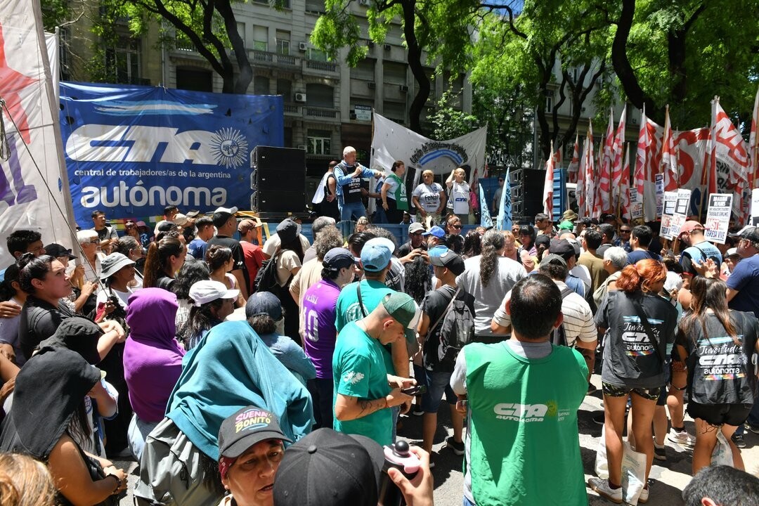 Две профсоюзные конфедерации представили разные предложения по увеличению минимальной зарплаты в Аргентине