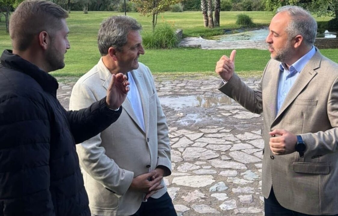 Sergio Massa meets with Maipú mayor at grape harvest festival