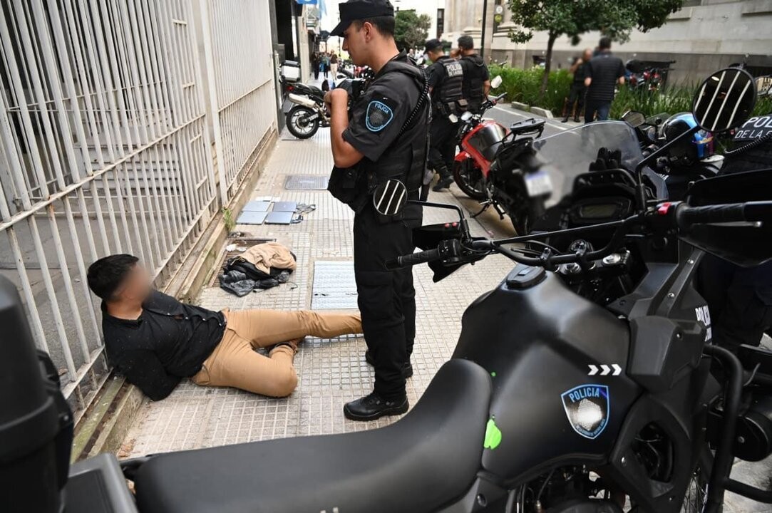 布宜诺斯艾利斯警察逮捕在市中心偷窃笔记本电脑的小偷