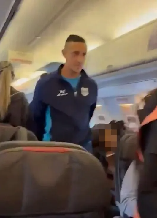 Футболиста сковали наручниками и сняли с самолета в Аргентине