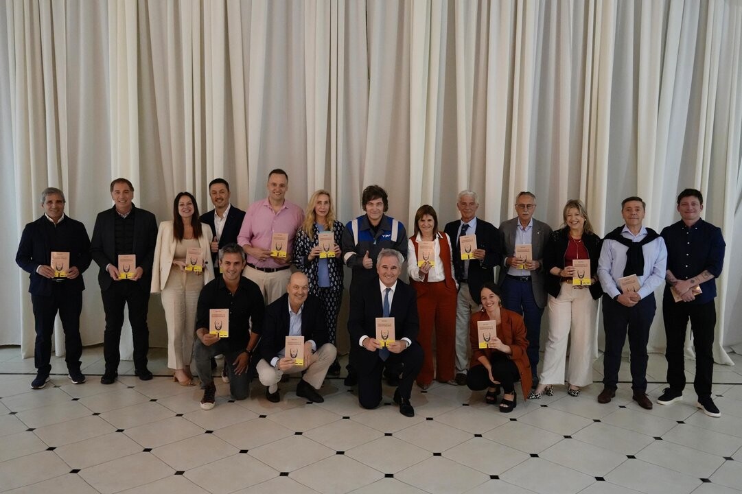 Президент Аргентины готовит указ о повышении зарплат для чиновников