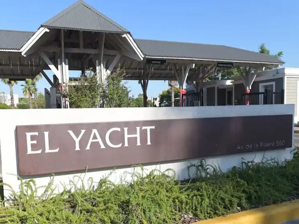 Empresario Javier Faroni intentó abandonar el país y fue notificado de una restricción