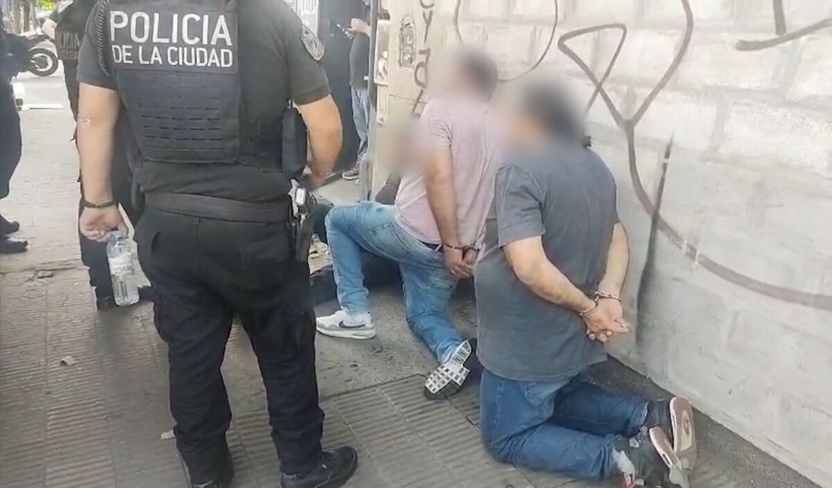 Погонь в Буэнос-Айресе завершилась арестом трех человек с огромным арсеналом оружия