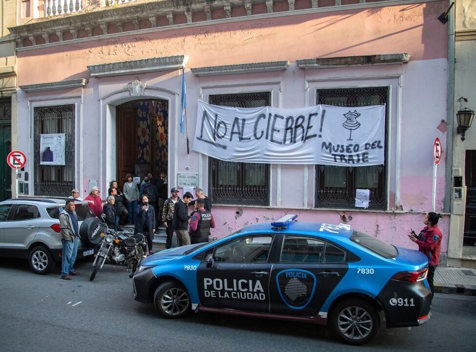 Протесты против закрытия Музея истории костюма