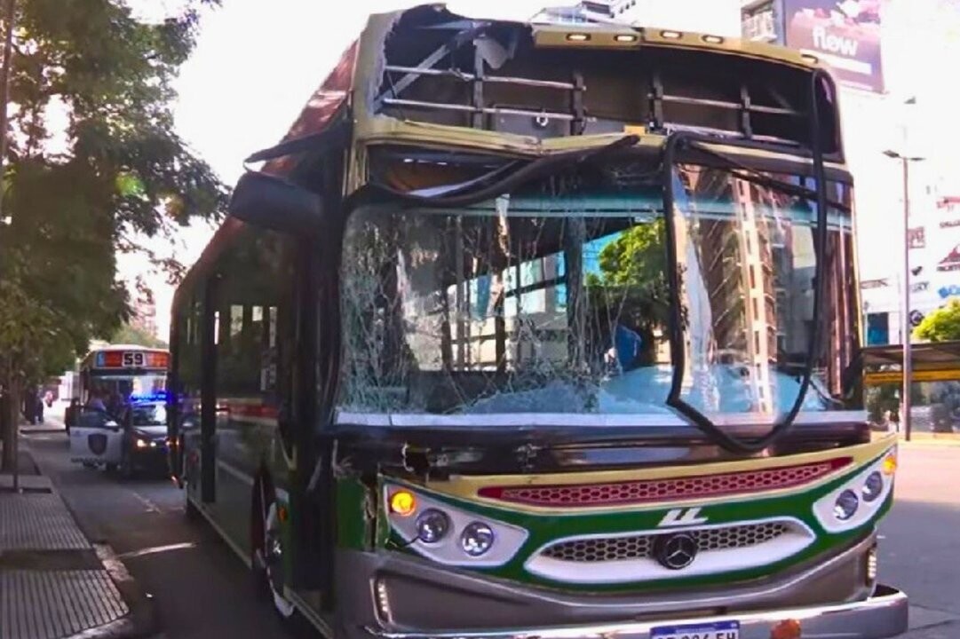 Two buses collide in Buenos Aires, injuring passengers