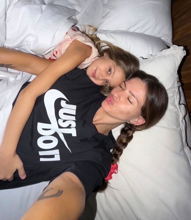 尤金尼亚·苏亚雷斯和本杰明·维库尼亚庆祝女儿八岁生日