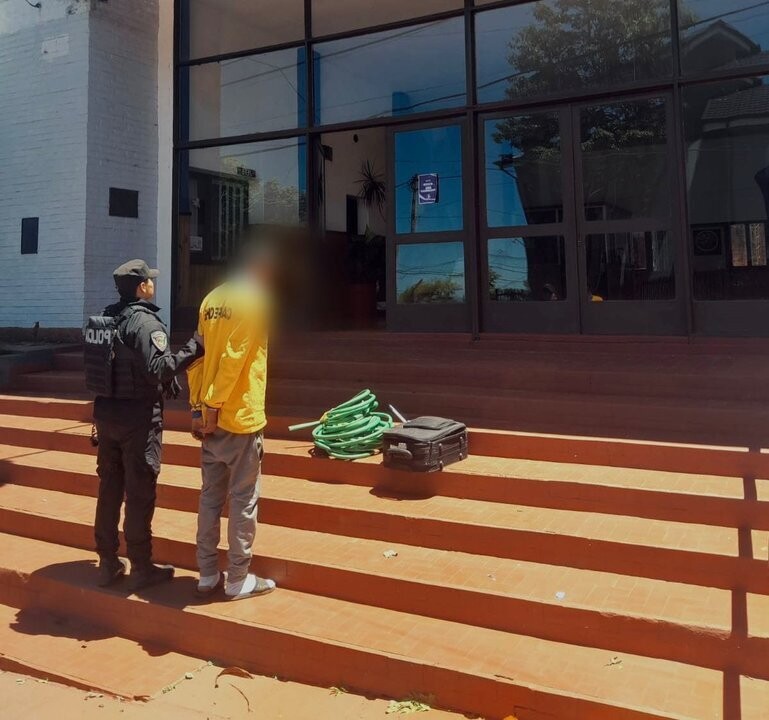 Misiones Police Arrest Thief Who Hid Stolen Goods in Stream