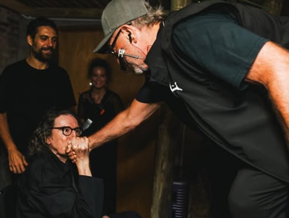 Charly García surprises León Gieco with unexpected concert appearance