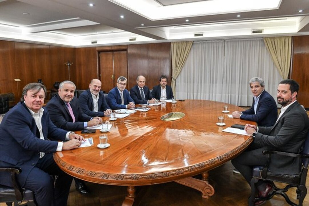 Министр экономики Аргентины встретился с промышленниками для обсуждения реформы