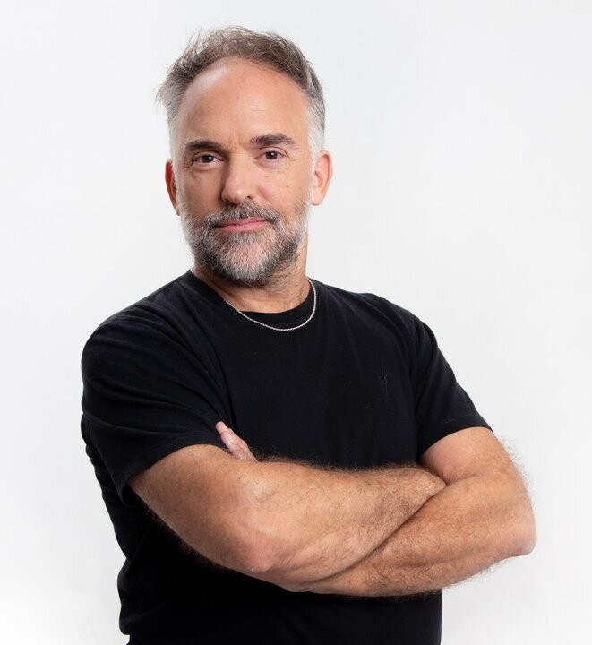 Журналист Патрисио Бартон представляет свою первую книгу рассказов