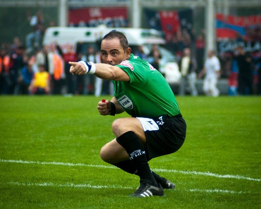 Бывший судья Лунати вступил в скандал вокруг аргентинского футбола