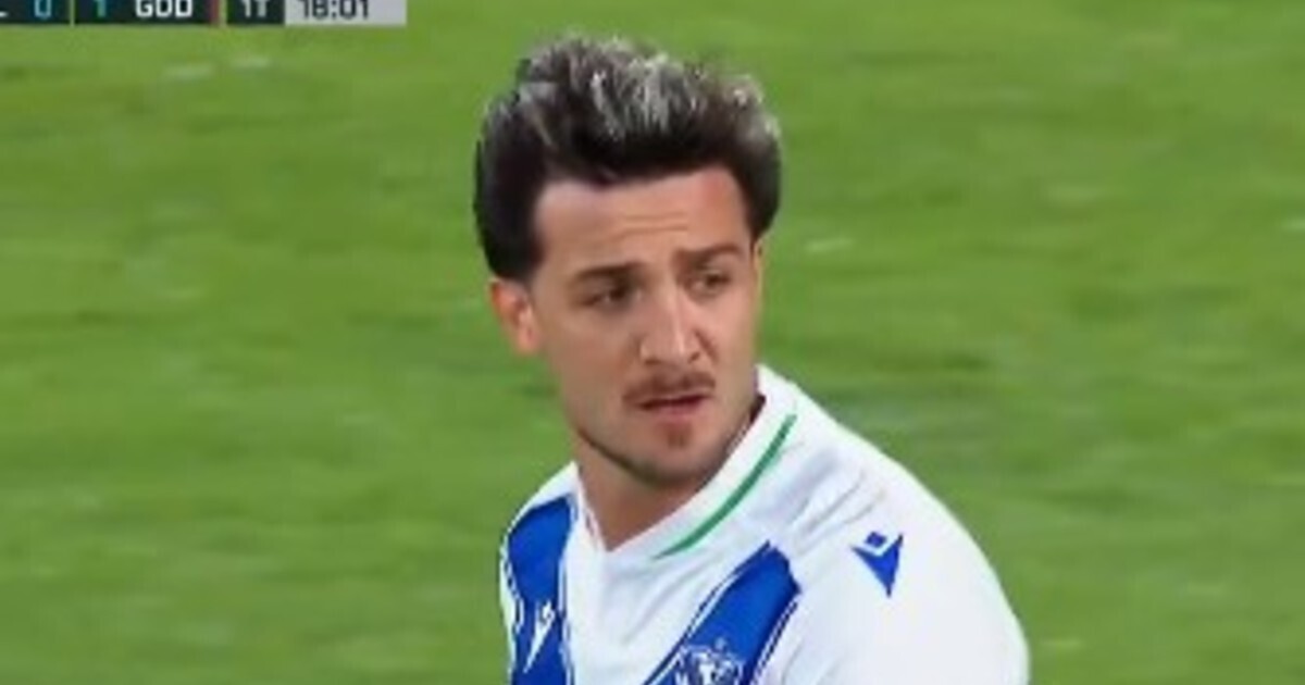 Vélez Striker Fails to Anticipate Corner Kick