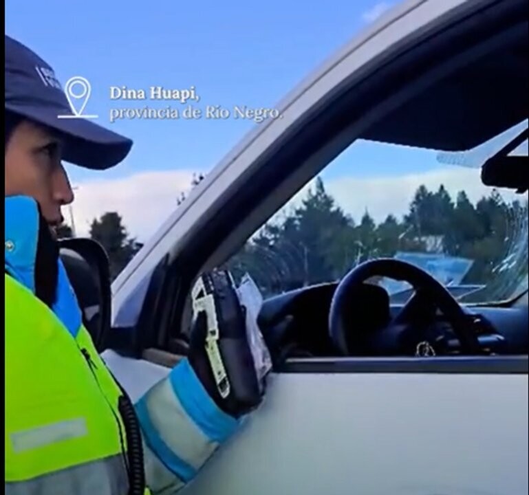 Padre pierde licencia en Argentina por enseñar a su hijo a conducir en una transitada ruta