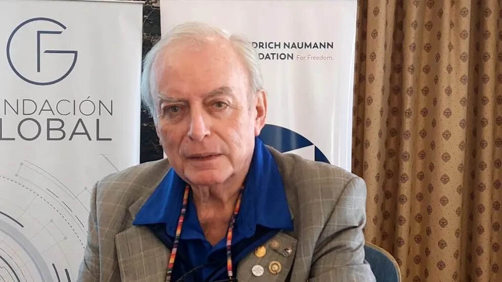 Юрист, работающий над реформой, заявил, что официантам выгодно работать 12 часов из-за чаевых