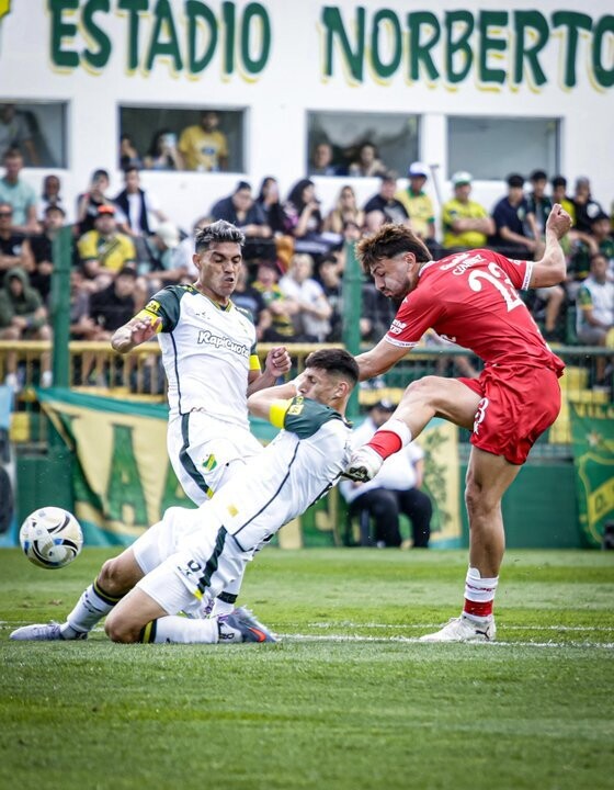 Уракан одержал уверенную победу над Дефенса и Хустисия