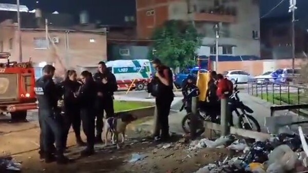 Автомобиль упал в реку Риачуэло в районе Барракас