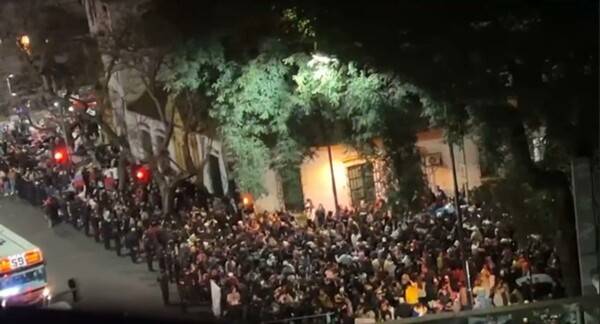  violentные протесты у венесуэльского посольства в Аргентине