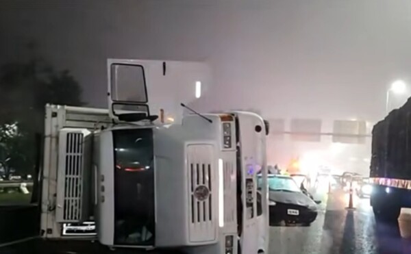 里克切里高速公路卡车与汽车相撞