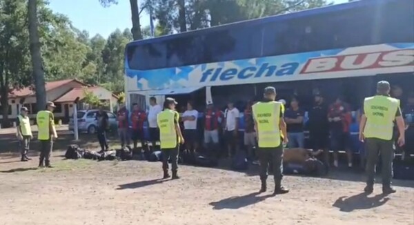 Argentine Gendarmerie Seizes Firearms and Drugs in Fan Bus