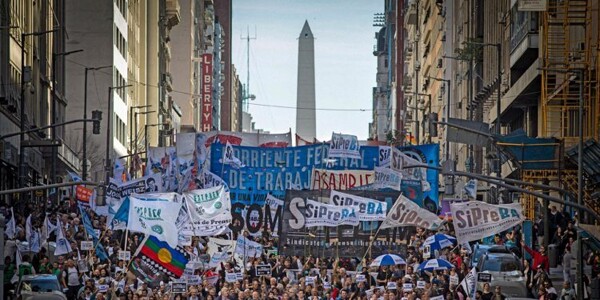 Правительство Аргентины подвергается критике за нападки на свободу прессы
