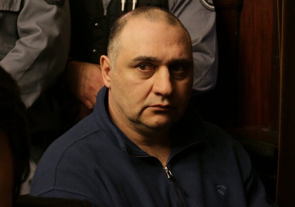 Адвокат Хорхе Мангери обсуждает ситуацию своего клиента в федеральной тюрьме Роузон